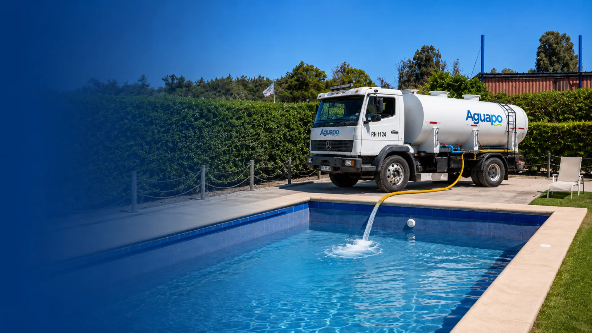 Camión aljibe Aguapo realizando llenado de piscina